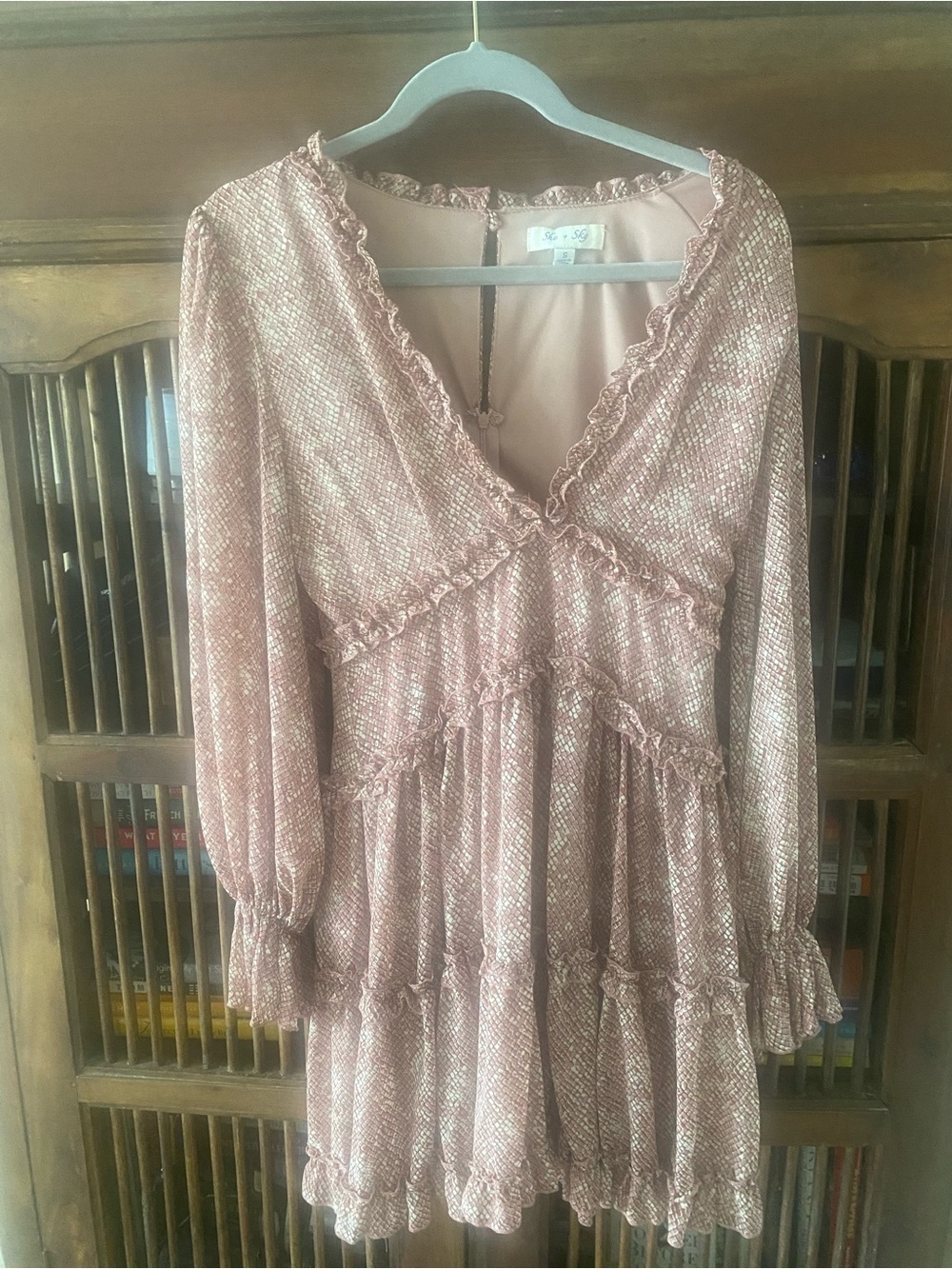 She & Sky Women’s Pink Ruffle V-Neck Long Sleeve Tiered Mini Dress Size Small